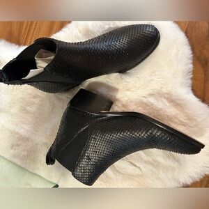 Vince Camuto women’s black rich snake Porta Chelsea boots in size 7. H